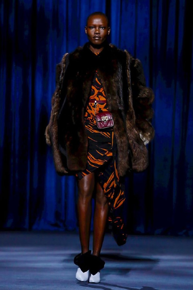 أزياء جيفنشي تظهر شخصية المرأة العملية والقوية