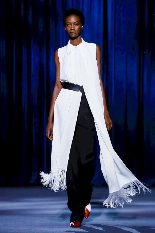 أزياء جيفنشي تظهر شخصية المرأة العملية والقوية