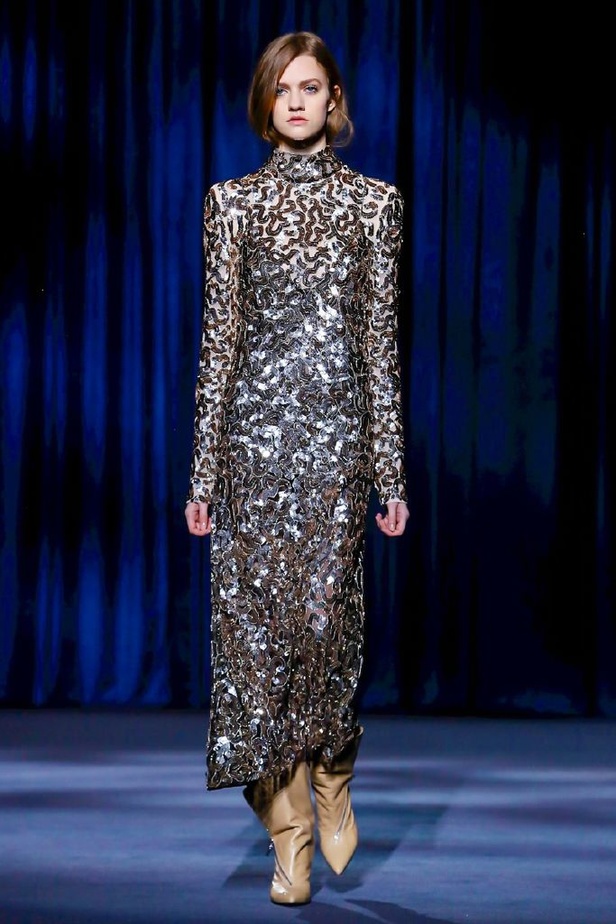 أزياء جيفنشي تظهر شخصية المرأة العملية والقوية