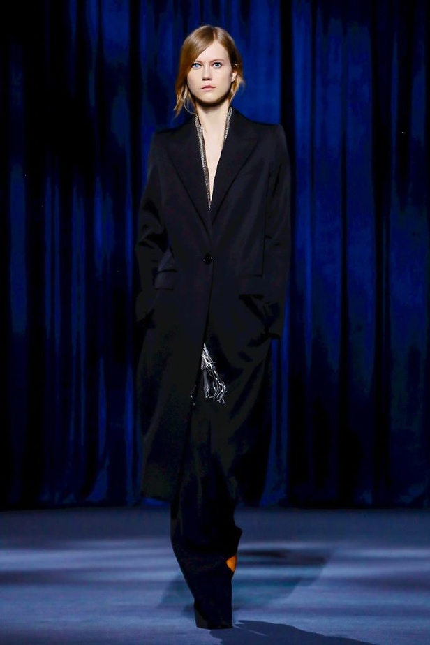 أزياء جيفنشي تظهر شخصية المرأة العملية والقوية