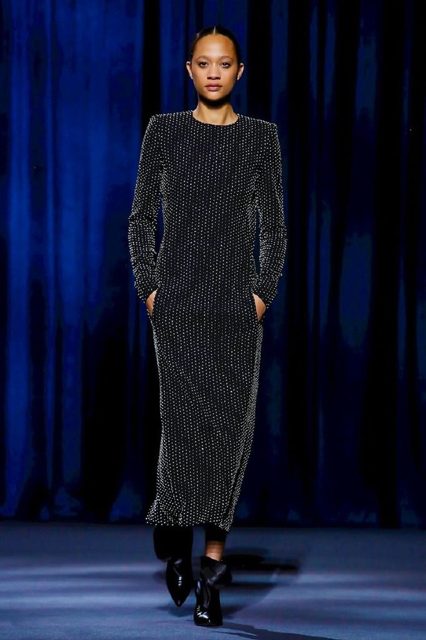 أزياء جيفنشي تظهر شخصية المرأة العملية والقوية