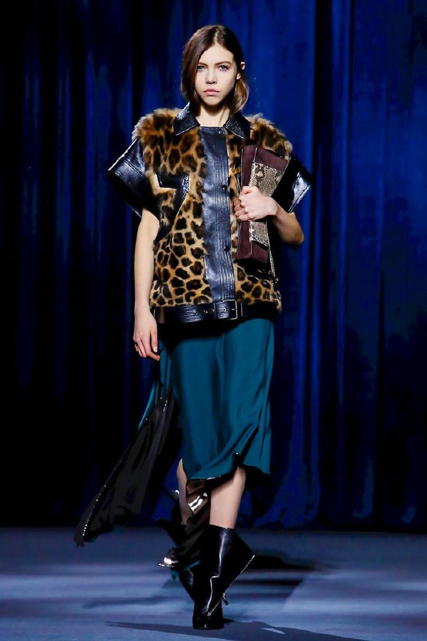 أزياء جيفنشي تظهر شخصية المرأة العملية والقوية