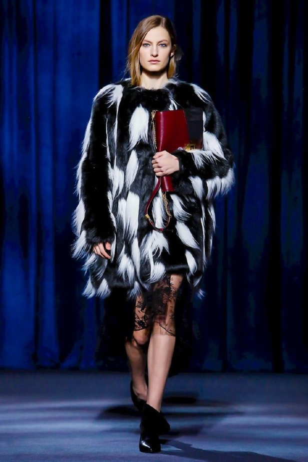 أزياء جيفنشي تظهر شخصية المرأة العملية والقوية