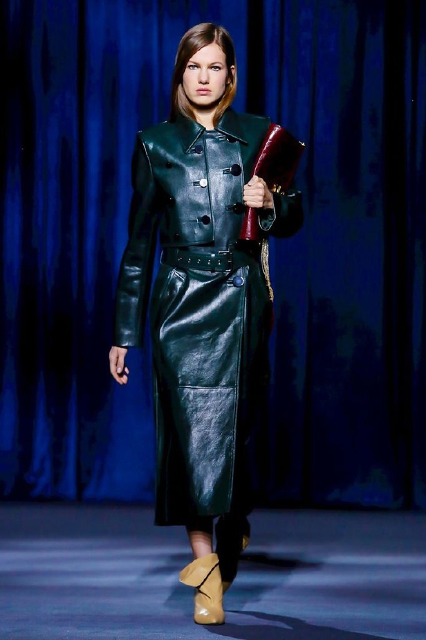 أزياء جيفنشي تظهر شخصية المرأة العملية والقوية