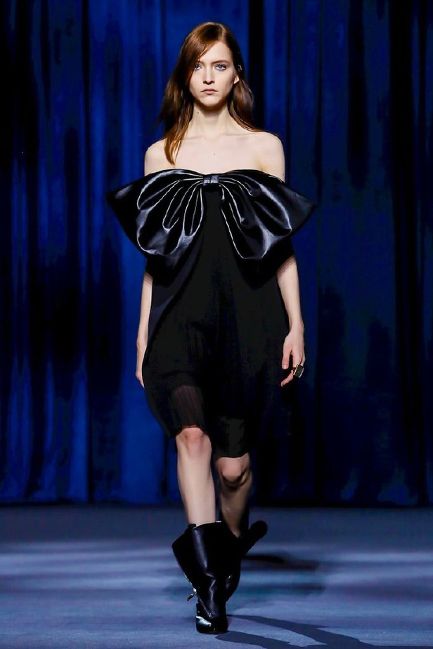 أزياء جيفنشي تظهر شخصية المرأة العملية والقوية