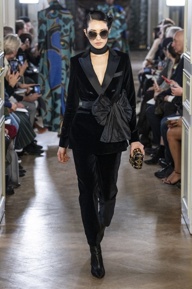 تصاميم كلاسيكية ومتنوعة من Elie Saab لخريف وشتاء 2019 