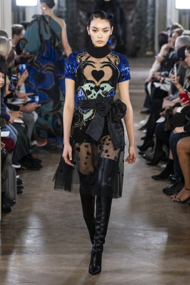 تصاميم كلاسيكية ومتنوعة من Elie Saab لخريف وشتاء 2019 