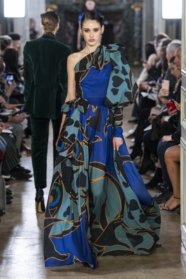 تصاميم كلاسيكية ومتنوعة من Elie Saab لخريف وشتاء 2019 