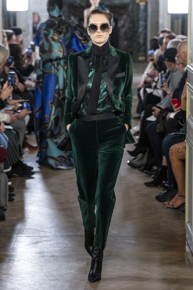 تصاميم كلاسيكية ومتنوعة من Elie Saab لخريف وشتاء 2019 