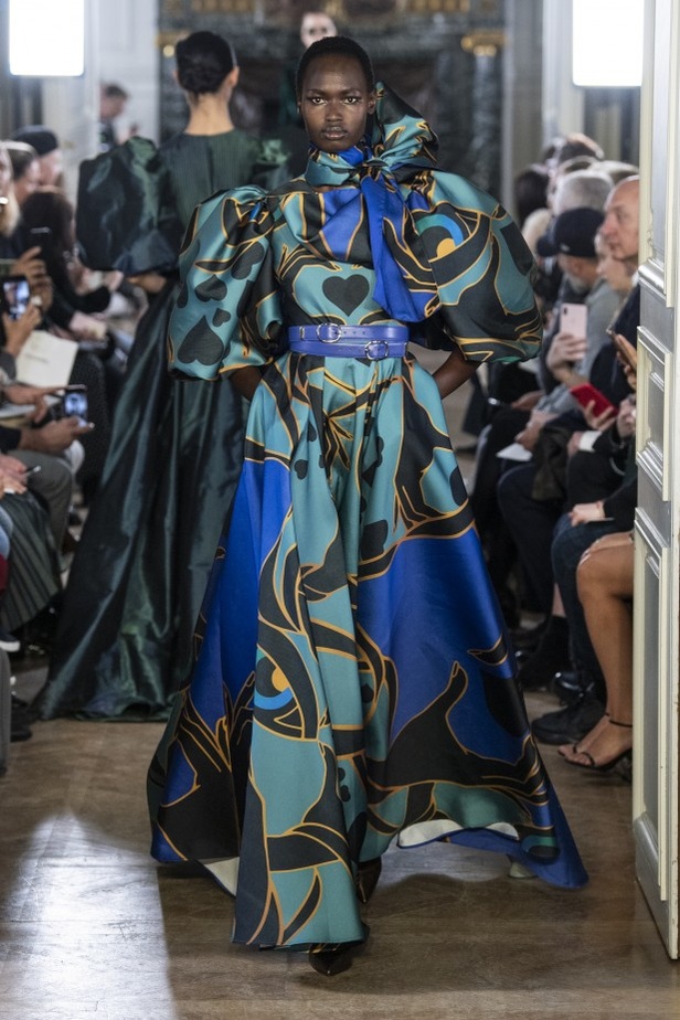 تصاميم كلاسيكية ومتنوعة من Elie Saab لخريف وشتاء 2019 
