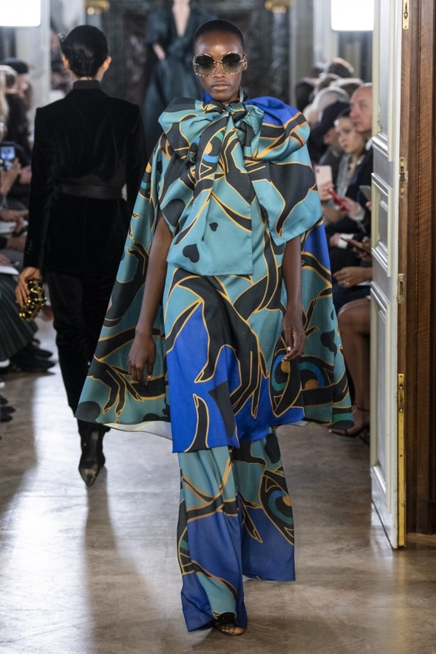 تصاميم كلاسيكية ومتنوعة من Elie Saab لخريف وشتاء 2019 