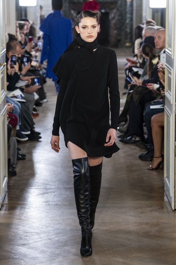 تصاميم كلاسيكية ومتنوعة من Elie Saab لخريف وشتاء 2019 