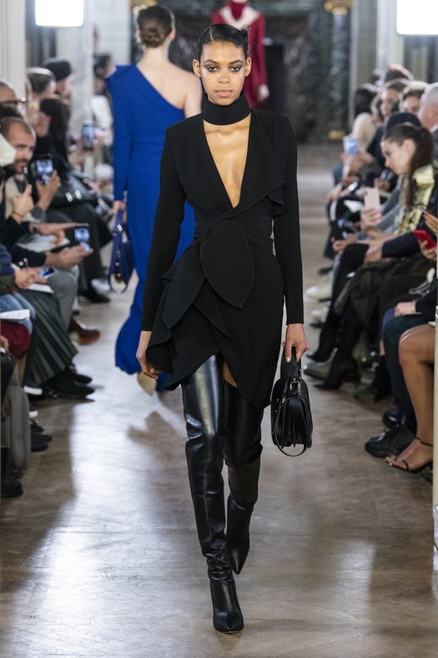 تصاميم كلاسيكية ومتنوعة من Elie Saab لخريف وشتاء 2019 