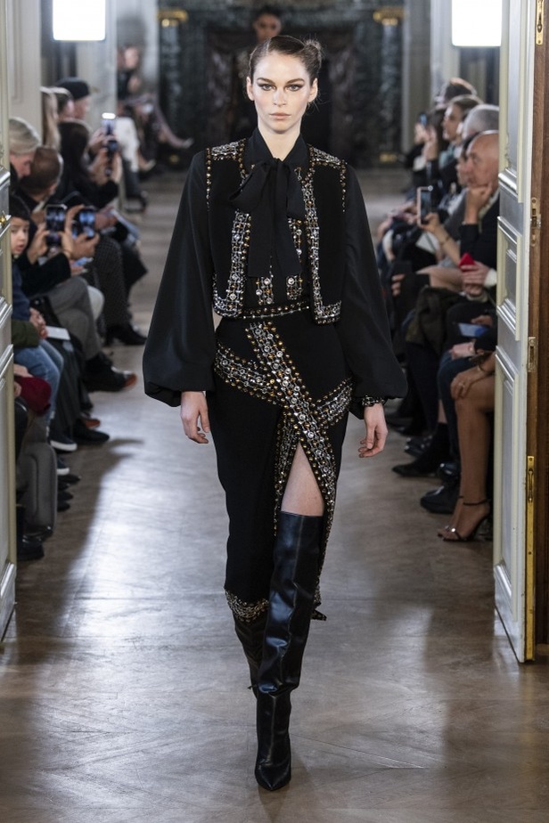 تصاميم كلاسيكية ومتنوعة من Elie Saab لخريف وشتاء 2019 