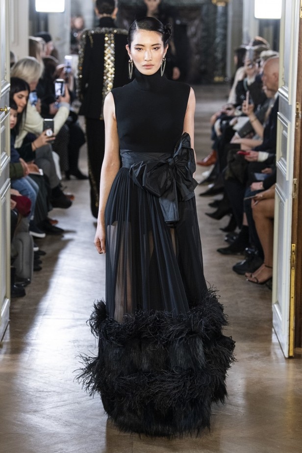 تصاميم كلاسيكية ومتنوعة من Elie Saab لخريف وشتاء 2019 