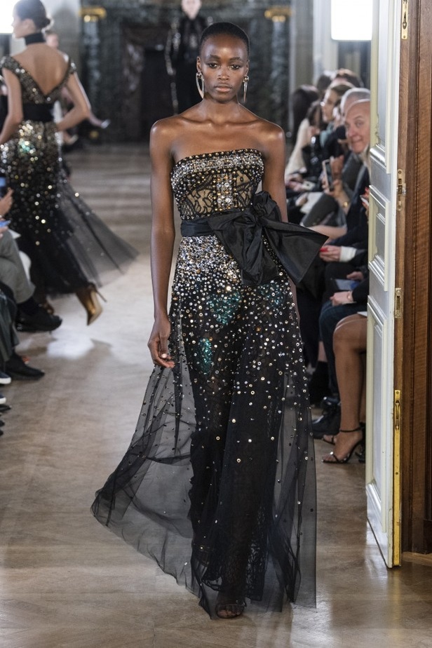 تصاميم كلاسيكية ومتنوعة من Elie Saab لخريف وشتاء 2019 