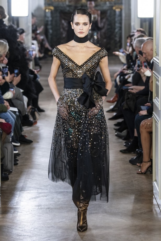 تصاميم كلاسيكية ومتنوعة من Elie Saab لخريف وشتاء 2019 