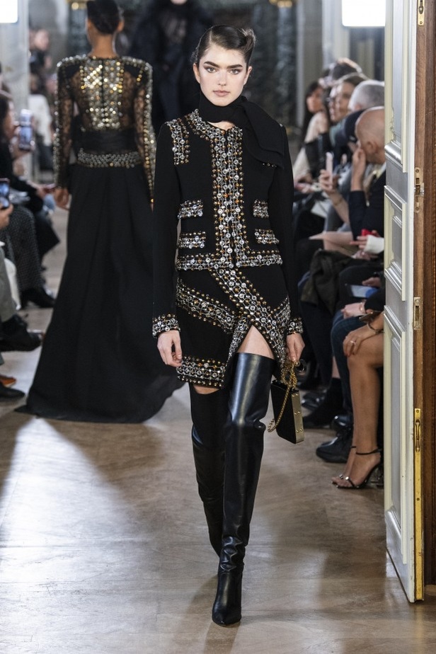 تصاميم كلاسيكية ومتنوعة من Elie Saab لخريف وشتاء 2019 