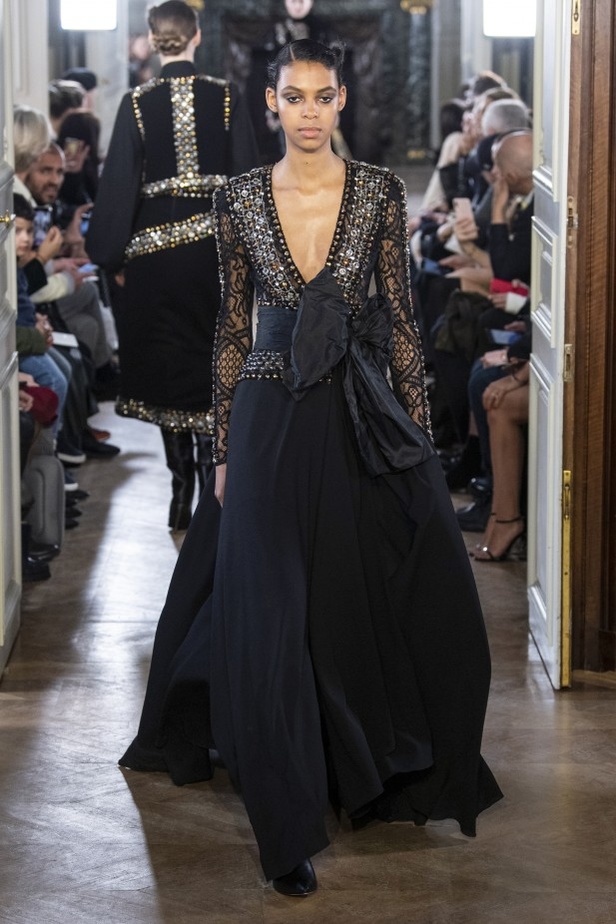 تصاميم كلاسيكية ومتنوعة من Elie Saab لخريف وشتاء 2019 