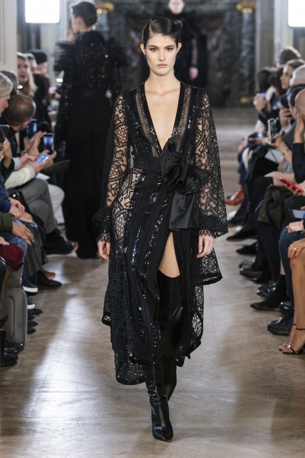 تصاميم كلاسيكية ومتنوعة من Elie Saab لخريف وشتاء 2019 
