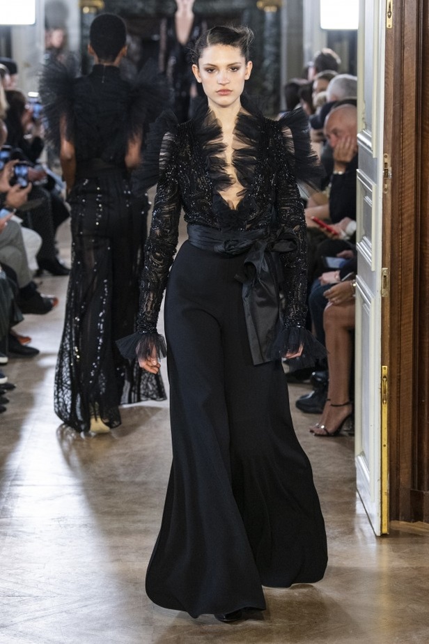 تصاميم كلاسيكية ومتنوعة من Elie Saab لخريف وشتاء 2019 