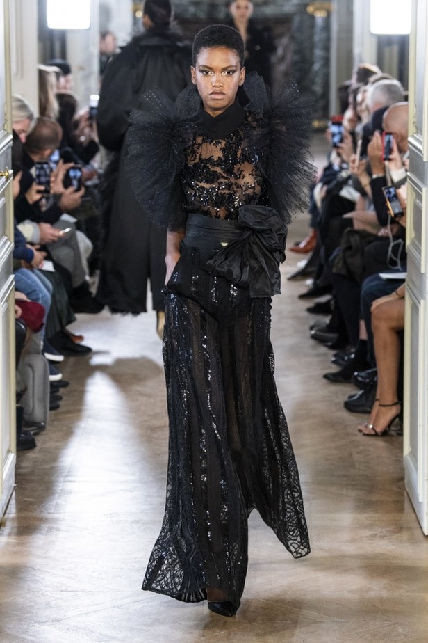 تصاميم كلاسيكية ومتنوعة من Elie Saab لخريف وشتاء 2019 