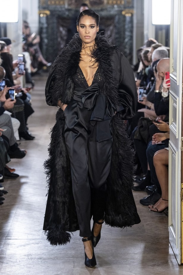 تصاميم كلاسيكية ومتنوعة من Elie Saab لخريف وشتاء 2019 