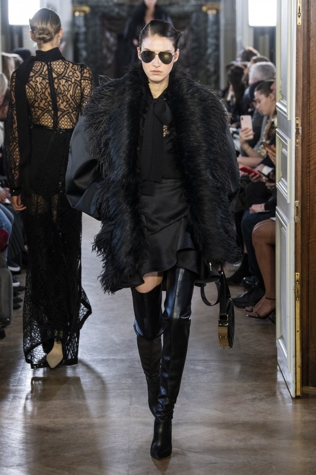 تصاميم كلاسيكية ومتنوعة من Elie Saab لخريف وشتاء 2019 