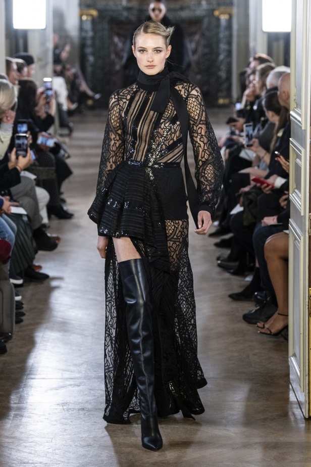 تصاميم كلاسيكية ومتنوعة من Elie Saab لخريف وشتاء 2019 