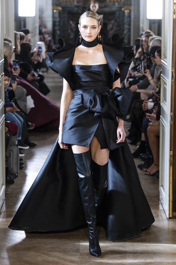 تصاميم كلاسيكية ومتنوعة من Elie Saab لخريف وشتاء 2019 