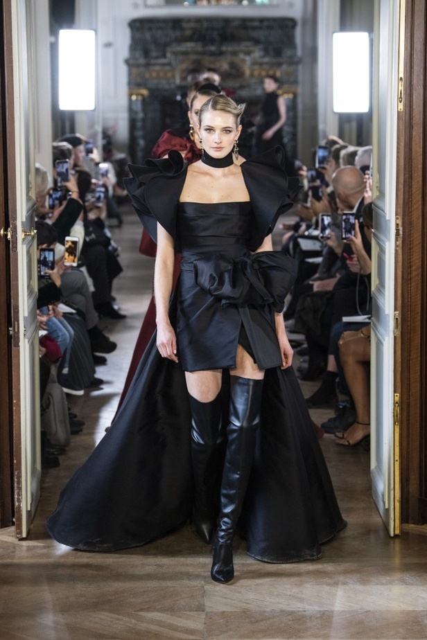 تصاميم كلاسيكية ومتنوعة من Elie Saab لخريف وشتاء 2019 