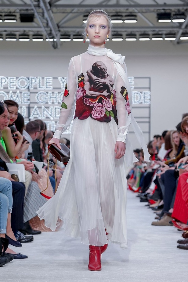 عرض أزياء فالنتينو لموسم خريف وشتاء 2019