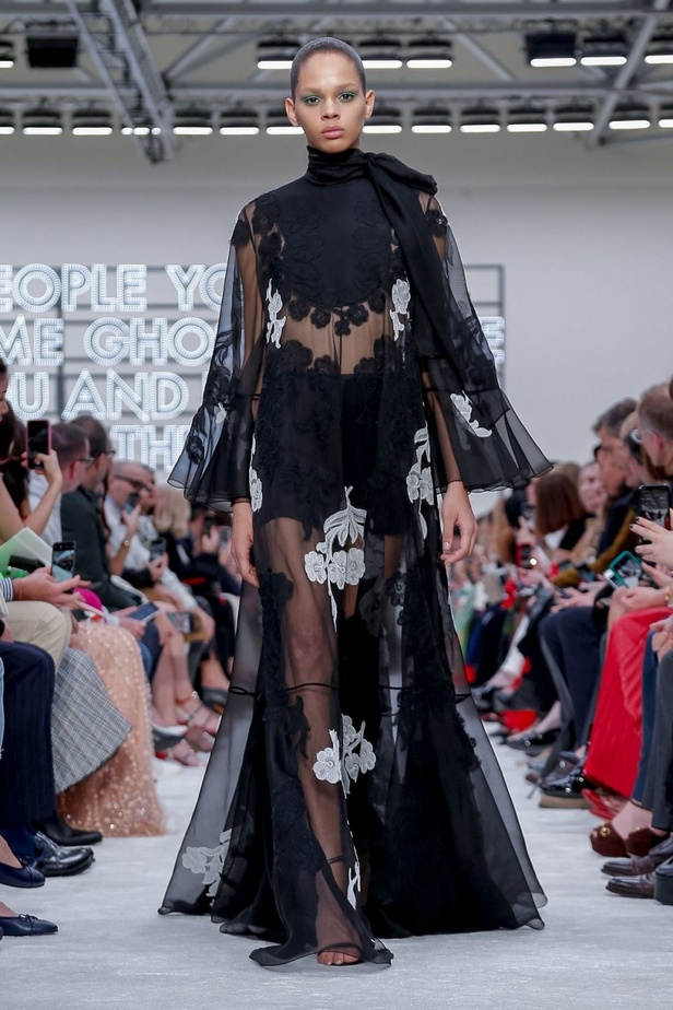 عرض أزياء فالنتينو لموسم خريف وشتاء 2019