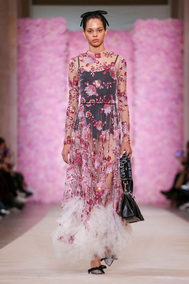 عرض ازياء جيامباتيستا فالي خلال اسبوع الموضة في باريس