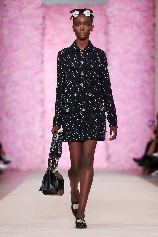 عرض ازياء جيامباتيستا فالي خلال اسبوع الموضة في باريس