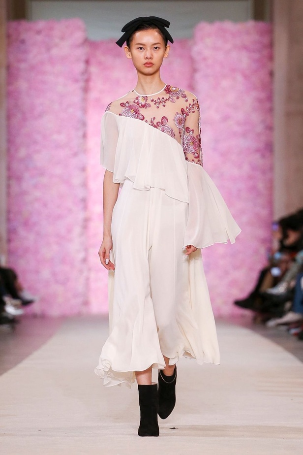 عرض ازياء جيامباتيستا فالي خلال اسبوع الموضة في باريس