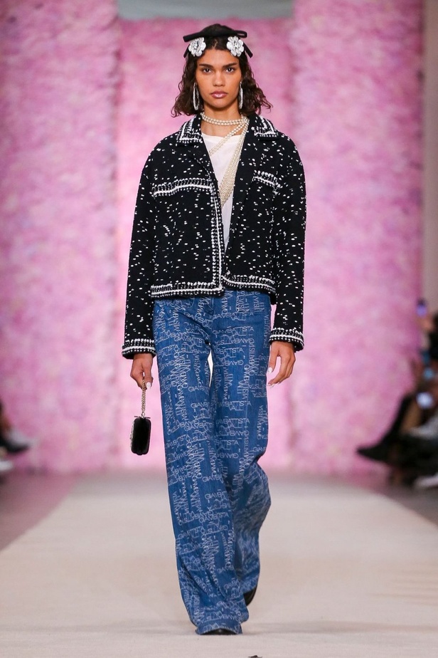 عرض ازياء جيامباتيستا فالي خلال اسبوع الموضة في باريس