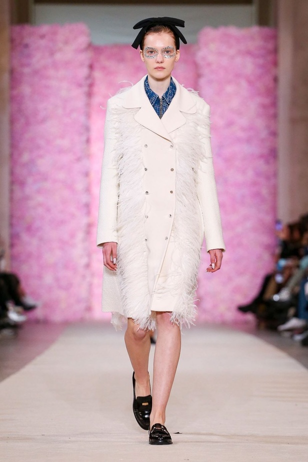 عرض ازياء جيامباتيستا فالي خلال اسبوع الموضة في باريس