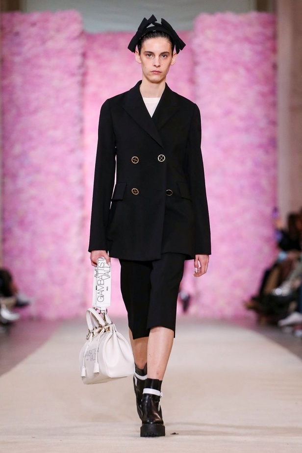 عرض ازياء جيامباتيستا فالي خلال اسبوع الموضة في باريس