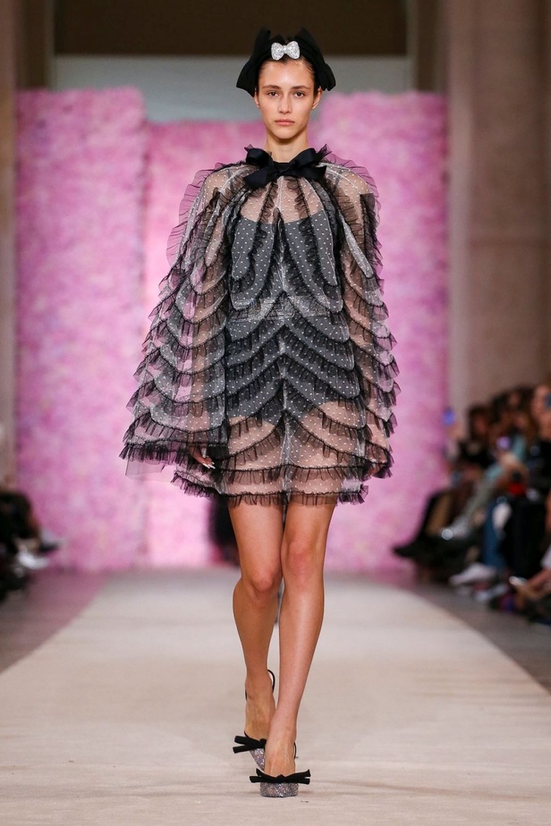 عرض ازياء جيامباتيستا فالي خلال اسبوع الموضة في باريس