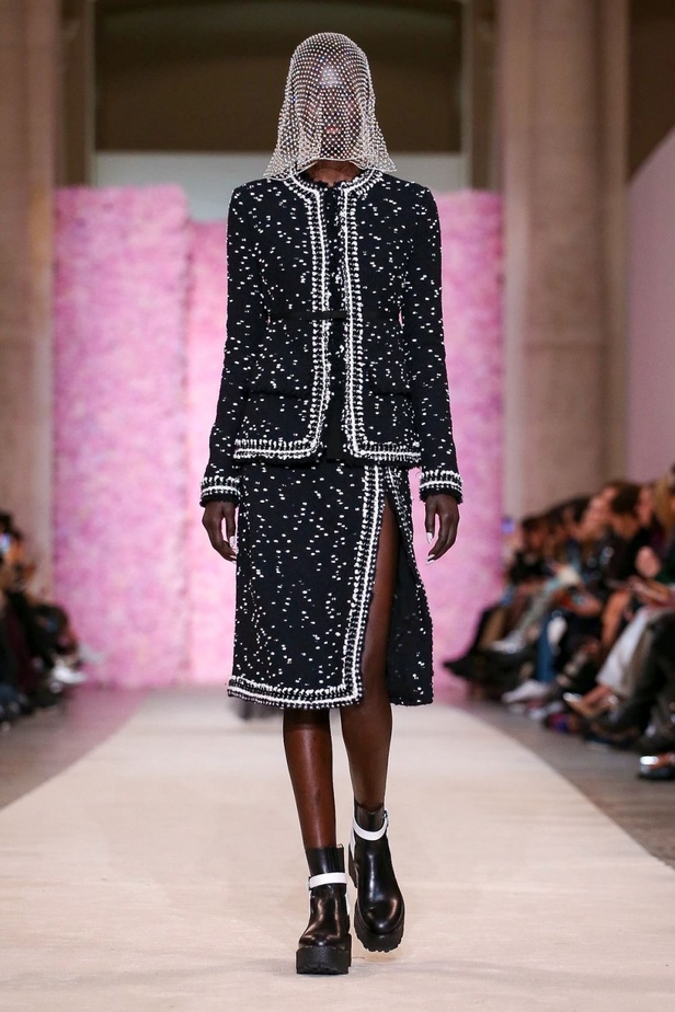 عرض ازياء جيامباتيستا فالي خلال اسبوع الموضة في باريس