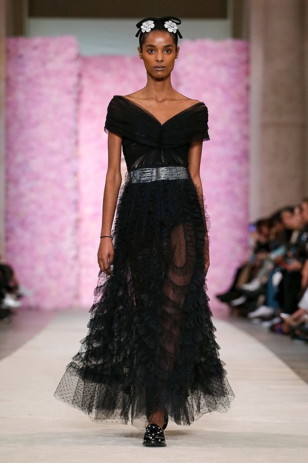 عرض ازياء جيامباتيستا فالي خلال اسبوع الموضة في باريس