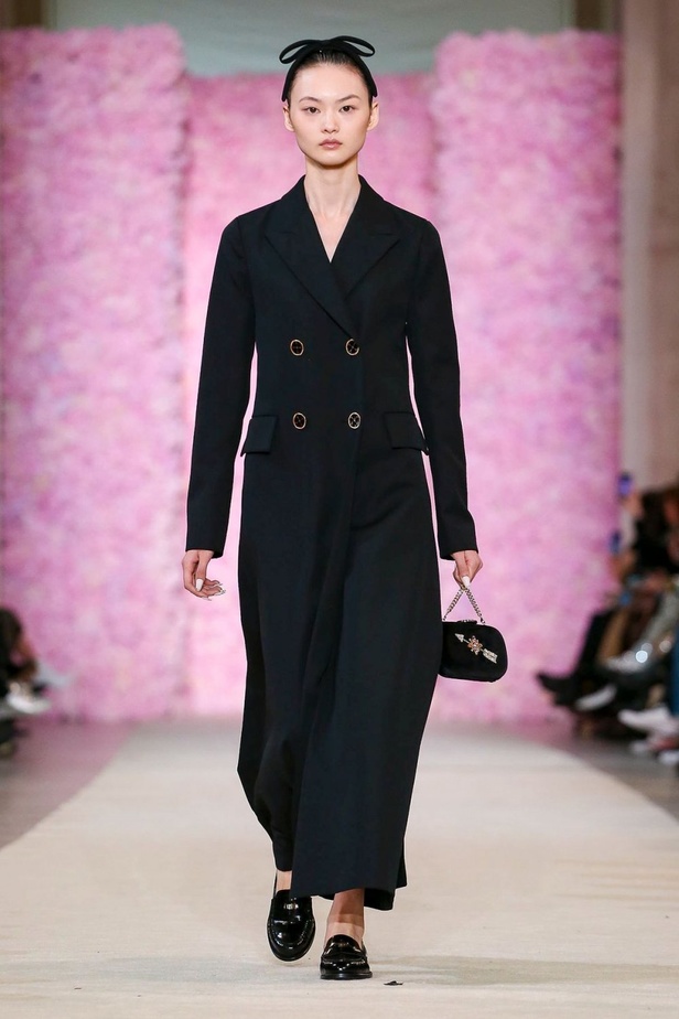 عرض ازياء جيامباتيستا فالي خلال اسبوع الموضة في باريس