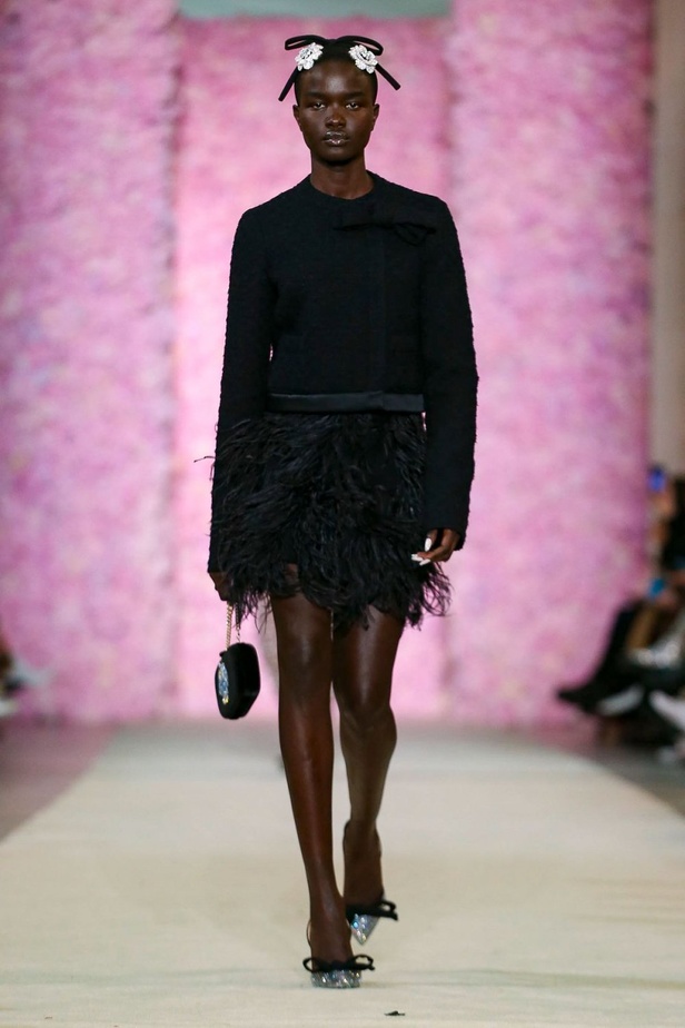 عرض ازياء جيامباتيستا فالي خلال اسبوع الموضة في باريس