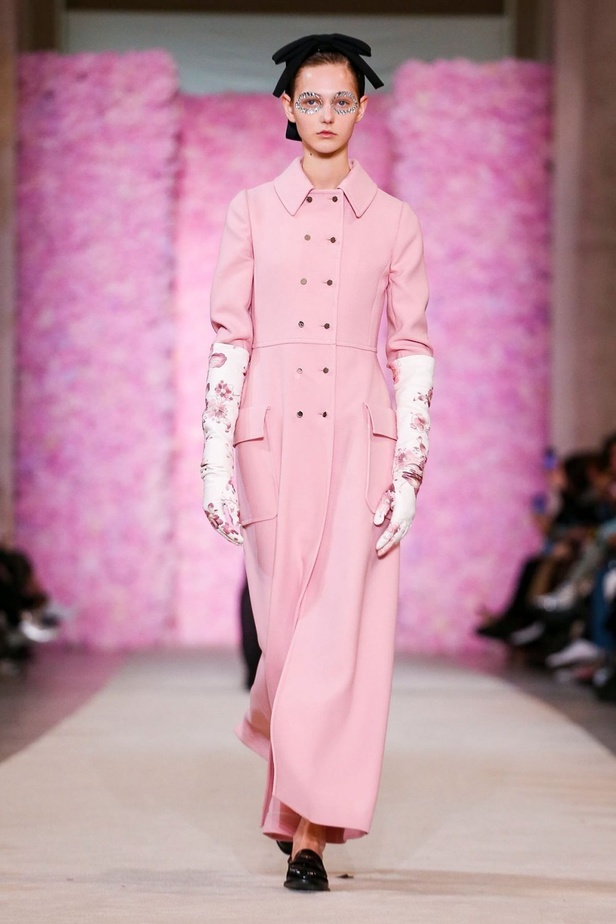 عرض ازياء جيامباتيستا فالي خلال اسبوع الموضة في باريس