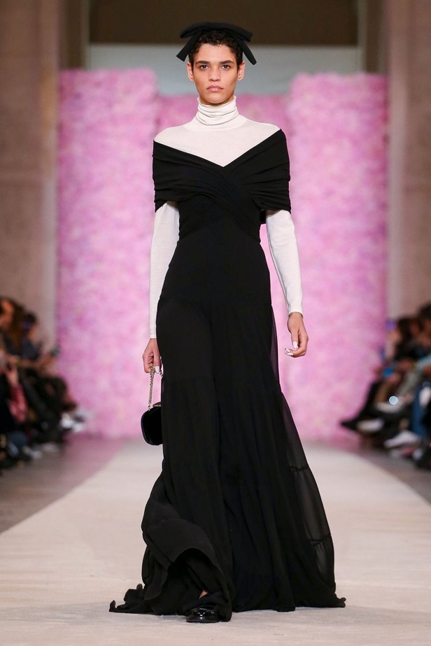 عرض ازياء جيامباتيستا فالي خلال اسبوع الموضة في باريس