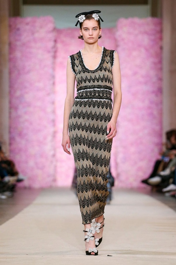 عرض ازياء جيامباتيستا فالي خلال اسبوع الموضة في باريس