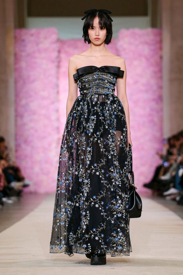 عرض ازياء جيامباتيستا فالي خلال اسبوع الموضة في باريس