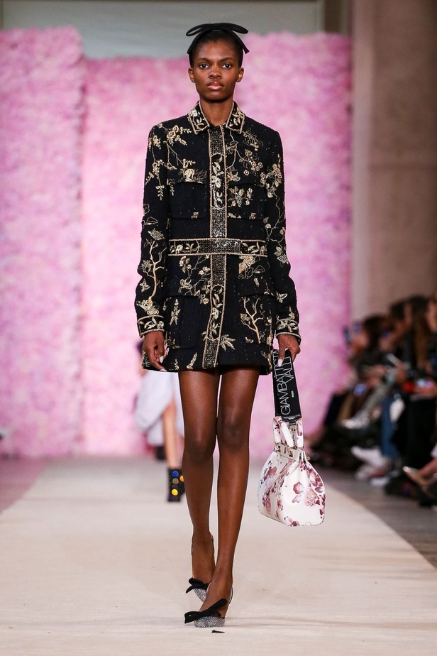 عرض ازياء جيامباتيستا فالي خلال اسبوع الموضة في باريس