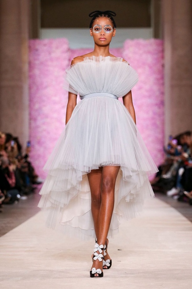 عرض ازياء جيامباتيستا فالي خلال اسبوع الموضة في باريس